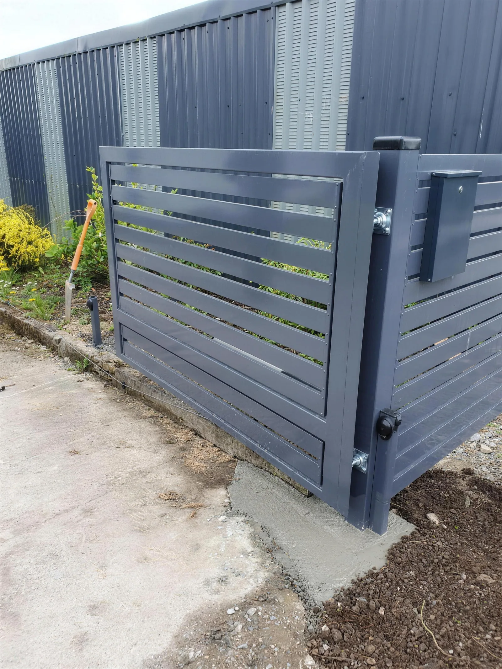 Anthracite horizontal slat gate with built in post box